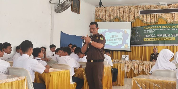 Jaksa Masuk Sekolah (JMS) Kejati Aceh Sosialisasi Hukum di SMP Negeri 3 Banda Aceh