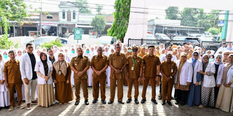 Pimpin Apel di RSUD Aceh Besar, Pj Bupati Tekankan Etos Kerja dan Integritas