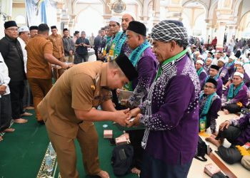 Pj Bupati Peusijuek dan Lepas Keberangkatan Jamaah Calon Haji Aceh Besar