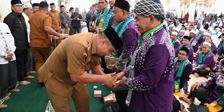 Pj Bupati Peusijuek dan Lepas Keberangkatan Jamaah Calon Haji Aceh Besar
