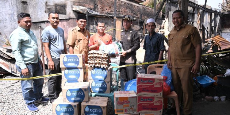Ketua DPRK Bantu Korban Kebakaran di Gampong Beurawe