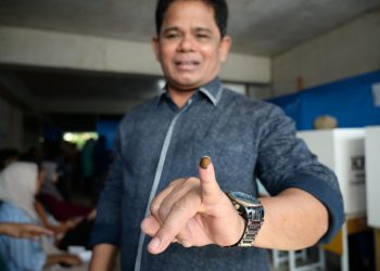 Mencoblos di Lambaro Skep, Wakil Ketua DPRK Usman Doakan Kesehatan bagi Petugas KPPS