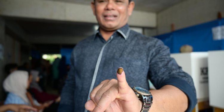 Mencoblos di Lambaro Skep, Wakil Ketua DPRK Usman Doakan Kesehatan bagi Petugas KPPS