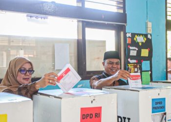 Wakil Ketua DPRK Isnaini Husda Mencoblos di TPS 4 Gampong Lamteh Ulee Kareng