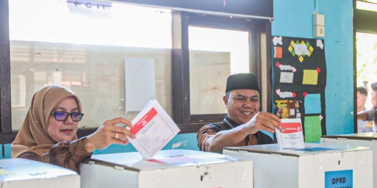Wakil Ketua DPRK Isnaini Husda Mencoblos di TPS 4 Gampong Lamteh Ulee Kareng