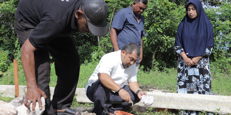 Pj Bupati Aceh Besar Letakkan Batu Pertama Pembangunan Rumah Dhuafa Hasil Swadaya Warga