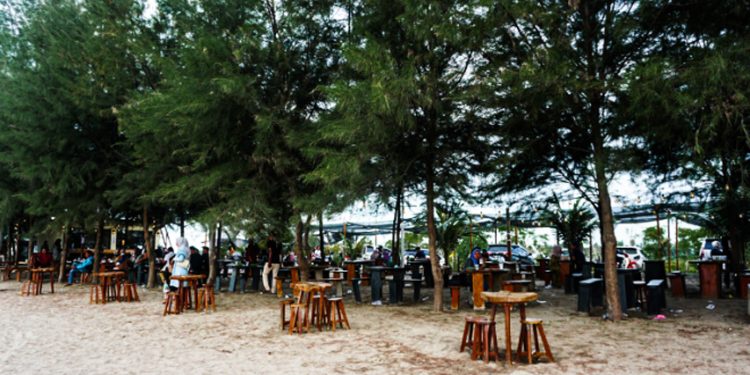 Melepas Penat dengan Berkunjung ke Pantai Ulee Rubek, Objek Wisata Alam di Aceh Utara yang Dihiasi Pohon Pinus