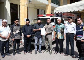 Sahuti Aspirasi Warga, Ketua DPRK Serahkan Ambulans untuk Masyarakat Gampong Laksana