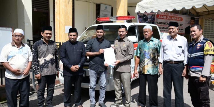 Sahuti Aspirasi Warga, Ketua DPRK Serahkan Ambulans untuk Masyarakat Gampong Laksana