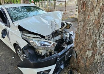 Hindari Tabrakan dengan Mobil Lain, Toyota Yaris Tabrak Pohon Asam