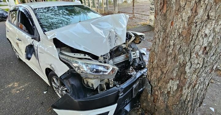 Hindari Tabrakan dengan Mobil Lain, Toyota Yaris Tabrak Pohon Asam