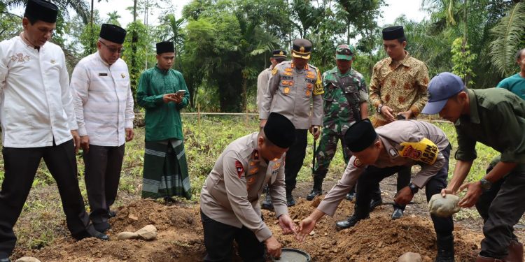 Wakapolda Aceh Letakkan Batu Pertama Pembangunan Masjid Pesantren Babul Ulum
