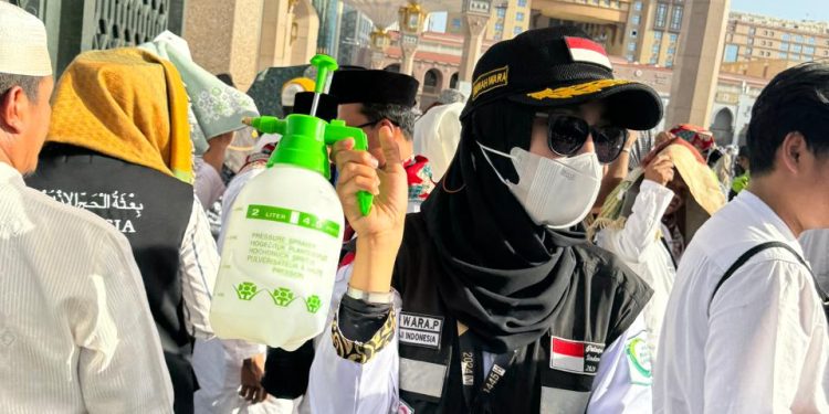 Kisah Polwan Bantu Jemaah Haji saat Cuaca Panas di Arab Saudi