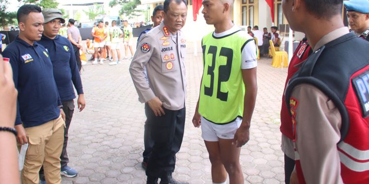 Perjuangan Ayat Suci Mengikuti Tes Tamtama Polri Memakai Sepatu Koyak