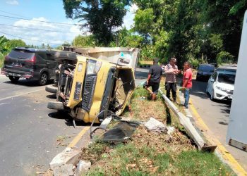 Colt Diesel Ringsek Akibat Terbalik di Lambaro, Penumpang Mengalami Luka