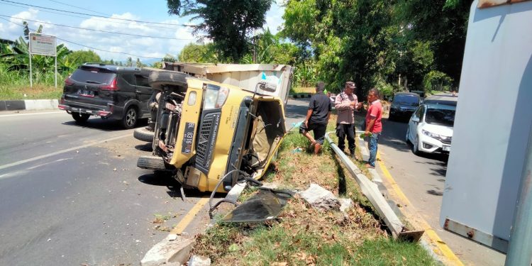 Colt Diesel Ringsek Akibat Terbalik di Lambaro, Penumpang Mengalami Luka