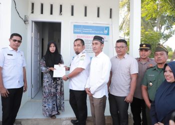 Pj Bupati Aceh Besar Serahkan Dua Unit Rumah Tahan Gempa untuk Yatim dan Dhuafa