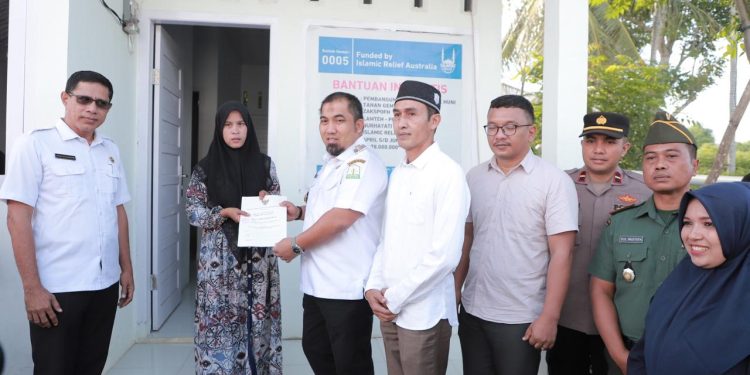 Pj Bupati Aceh Besar Serahkan Dua Unit Rumah Tahan Gempa untuk Yatim dan Dhuafa