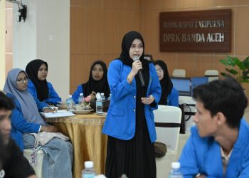 Mahasiswa UIN Ar-Raniry Ikuti Kuliah Umum Ketua DPRK di Gedung Dewan
