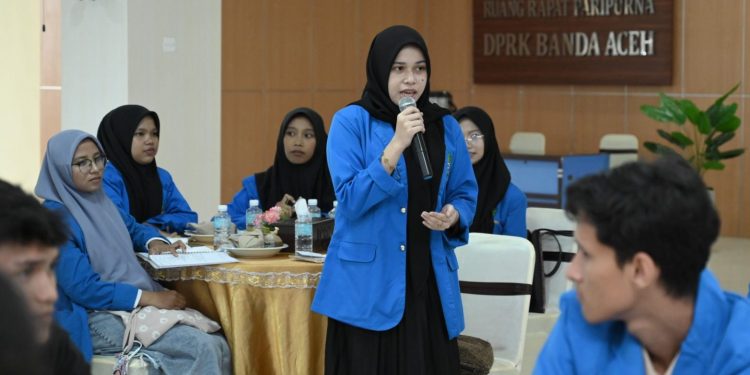 Mahasiswa UIN Ar-Raniry Ikuti Kuliah Umum Ketua DPRK di Gedung Dewan