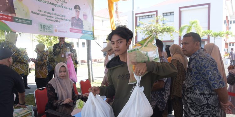 Kejati Aceh Gelar Bakti Sosial, Sediakan Pasar Murah untuk Masyarakat