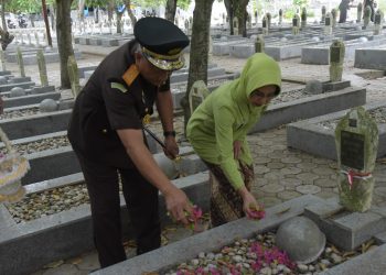 Peringatan Hari Bhakti Adhyaksa dan HUT IAD ke-24: Kejati Aceh Gelar Upacara dan Ziarah di Taman Makam Pahlawan