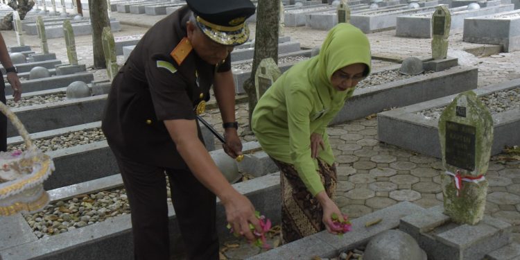 Peringatan Hari Bhakti Adhyaksa dan HUT IAD ke-24: Kejati Aceh Gelar Upacara dan Ziarah di Taman Makam Pahlawan