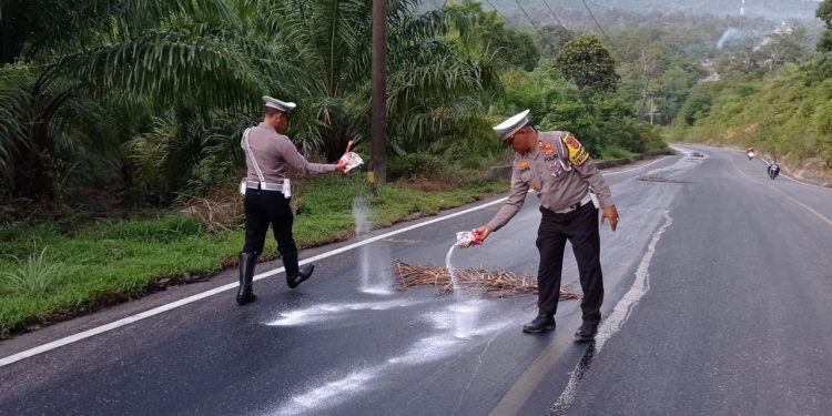 Polisi akan Tindak Truk Tangki Penyebab Tumpahan CPO di Jalan