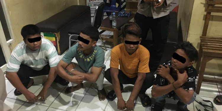 Miliki Sajam Hendak Tawuran, Empat Remaja Ditangkap Warga