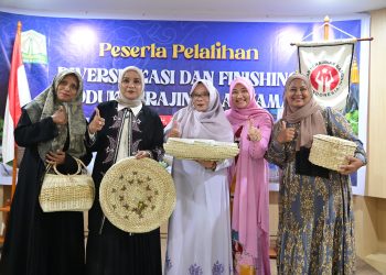 Pj Ketua Dekranasda Aceh Besar Apresiasi Hasil Pelatihan Anyaman