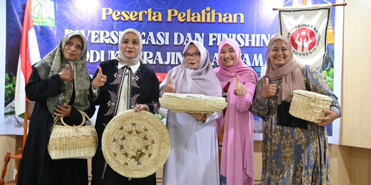 Pj Ketua Dekranasda Aceh Besar Apresiasi Hasil Pelatihan Anyaman
