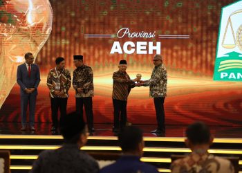 Provinsi Aceh Terima UHC Award Kategori Utama