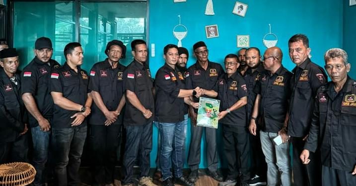 TATA PASEE selaku Sekda GRIB JAYA Aceh menyerahkan Mandat Untuk DPC Nagan Raya