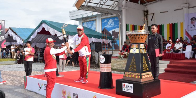 Tiba di Subulussalam, Kirab Api PON XXI Disambut Tari Dampeng