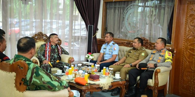 Pj Bupati Iswanto Sambut Kedatangan Dankopasgat di Lanud SIM Blang Bintang