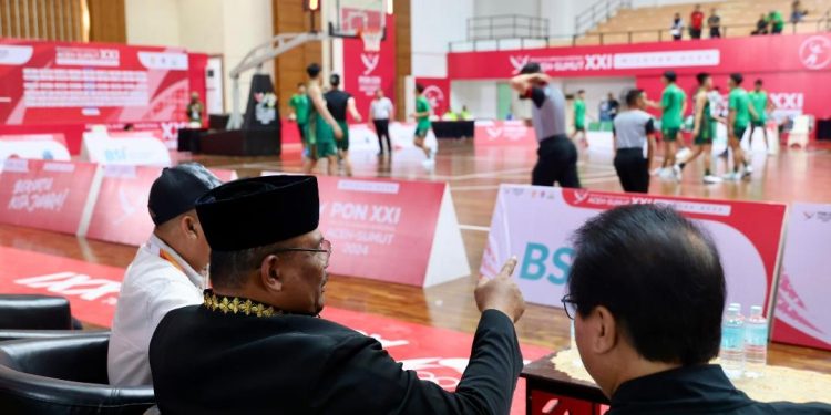 Pj Gubernur Safrizal Saksikan Laga Basket Jawa Tengah vs Jawa Timur di Stadion Harapan Bangsa