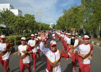 Ribuan Masyarakat dan Lima Penerjun Meriahkan Penyambutan Kirab Api PON XXI di Kutaraja