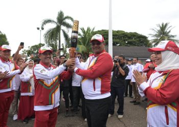 Finish, Pj Gubernur Safrizal Terima Obor Api PON dari Pj Wali Kota Banda Aceh