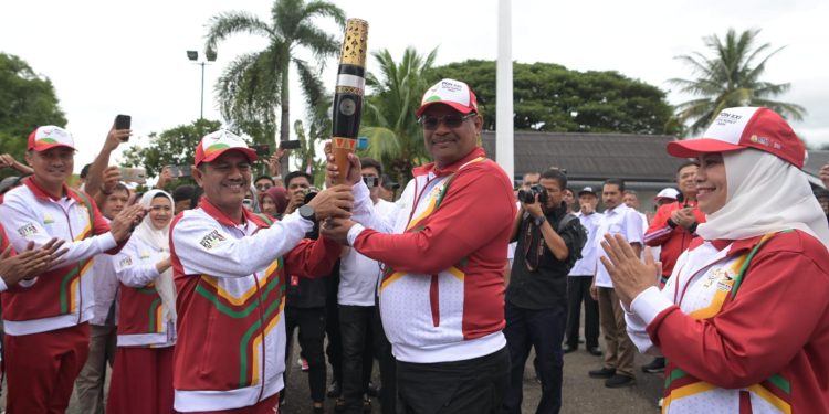 Finish, Pj Gubernur Safrizal Terima Obor Api PON dari Pj Wali Kota Banda Aceh