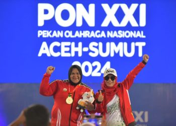 Nurul Akmal Sabet Emas Angkat Besi, Ketua TP PKK Aceh Safriati Kalungkan Medali