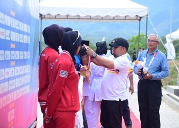 Pj Bupati Iswanto Kalungkan Medali Juara Dayung di Waduk Keuliling