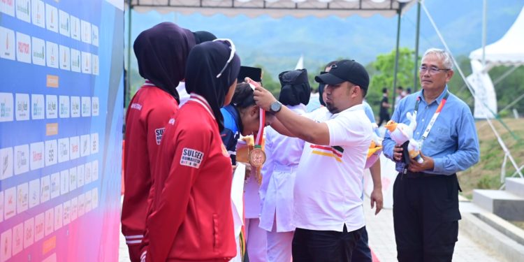 Pj Bupati Iswanto Kalungkan Medali Juara Dayung di Waduk Keuliling
