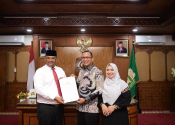 Pj Gubernur Safrizal Serahkan SK Perpanjangan Pj Bupati Aceh Selatan