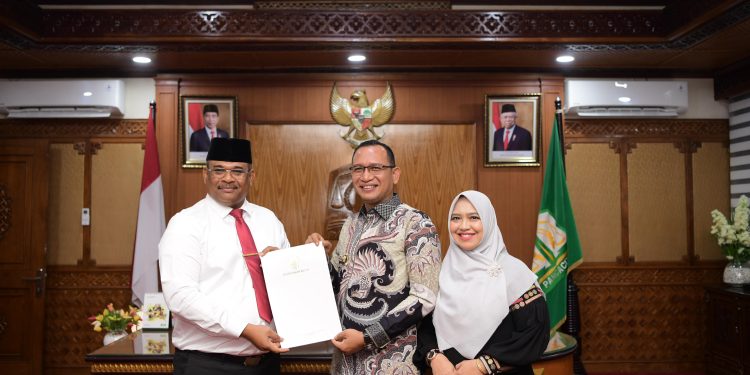 Pj Gubernur Safrizal Serahkan SK Perpanjangan Pj Bupati Aceh Selatan