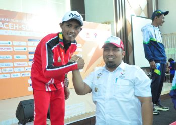 Pj Bupati Aceh Besar Kalungkan Medali Paralayang PON XXI Aceh-Sumut