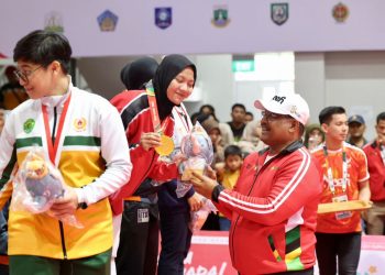 Cabor Anggar Raih Emas Lagi, Pj Gubernur Safrizal Kalungkan Medali