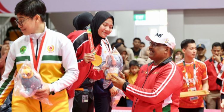 Cabor Anggar Raih Emas Lagi, Pj Gubernur Safrizal Kalungkan Medali