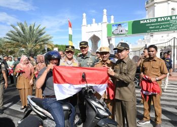 Ketua DPRK Bersama Forkopimda Kota Bagikan Bendera Merah Putih