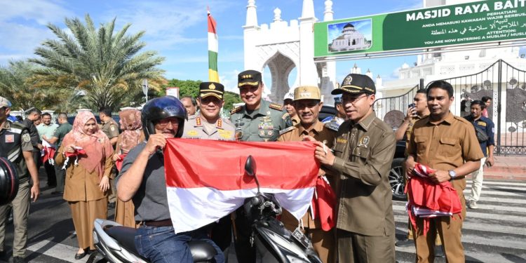 Ketua DPRK Bersama Forkopimda Kota Bagikan Bendera Merah Putih
