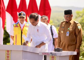 Pj Gubernur Safrizal Dampingi Presiden Jokowi Resmikan 25 Ruas Jalan dan Jembatan di Aceh